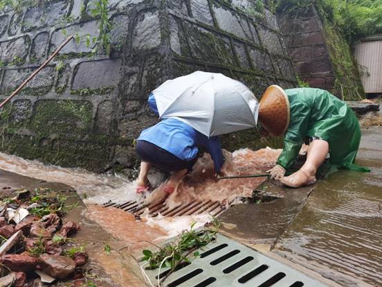 暴雨后老板山清淤工作 (4)